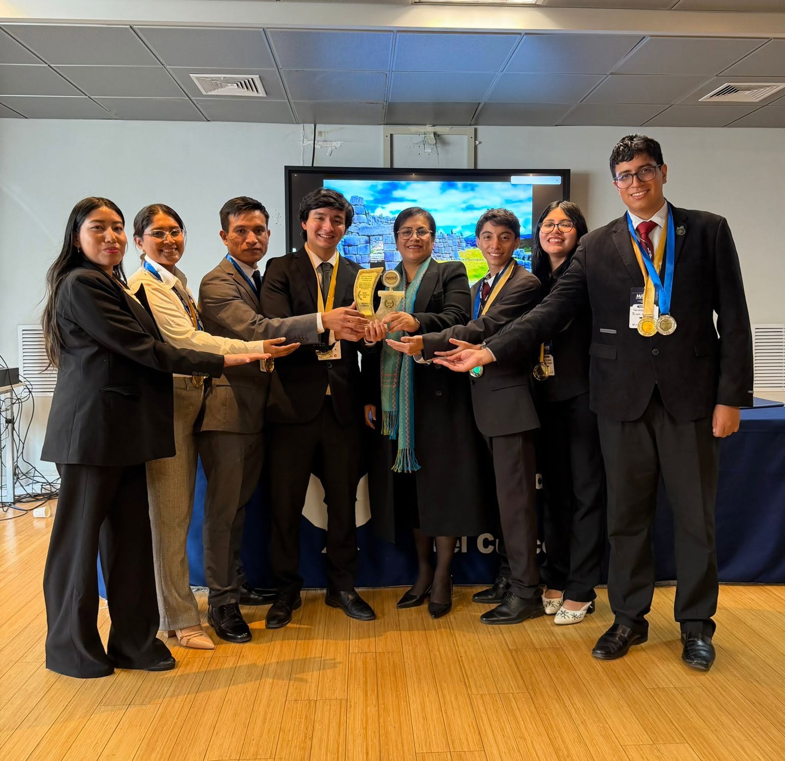 Equipo Oficial ARBITRAUNT en el MOOT de Arbitraje Peruano UPICC 2026, obtene el primer lugar.